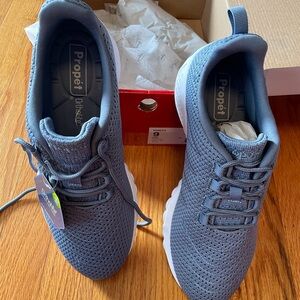 Blue comfy Propet, size 9 Sneakers
